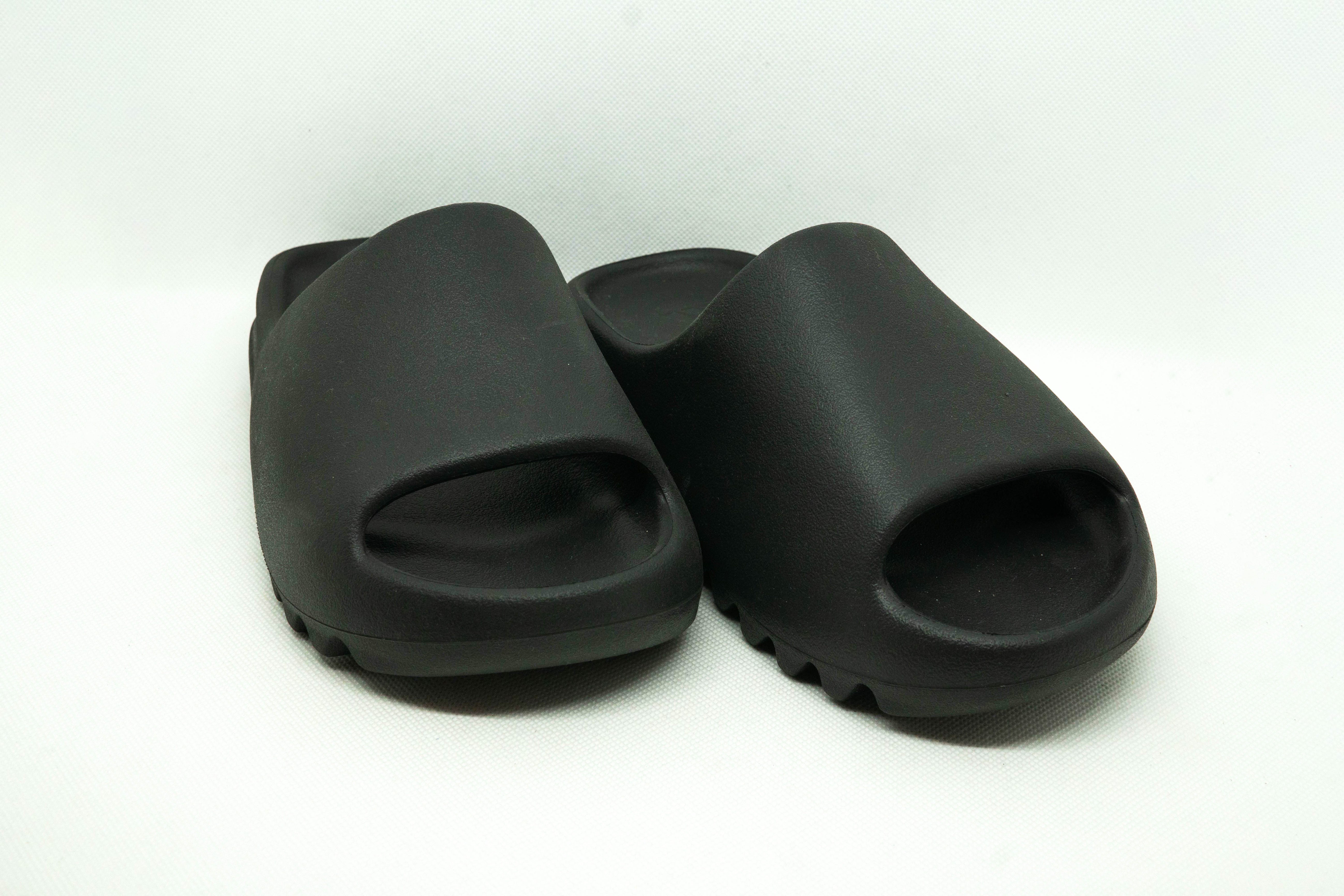yeezy slides black