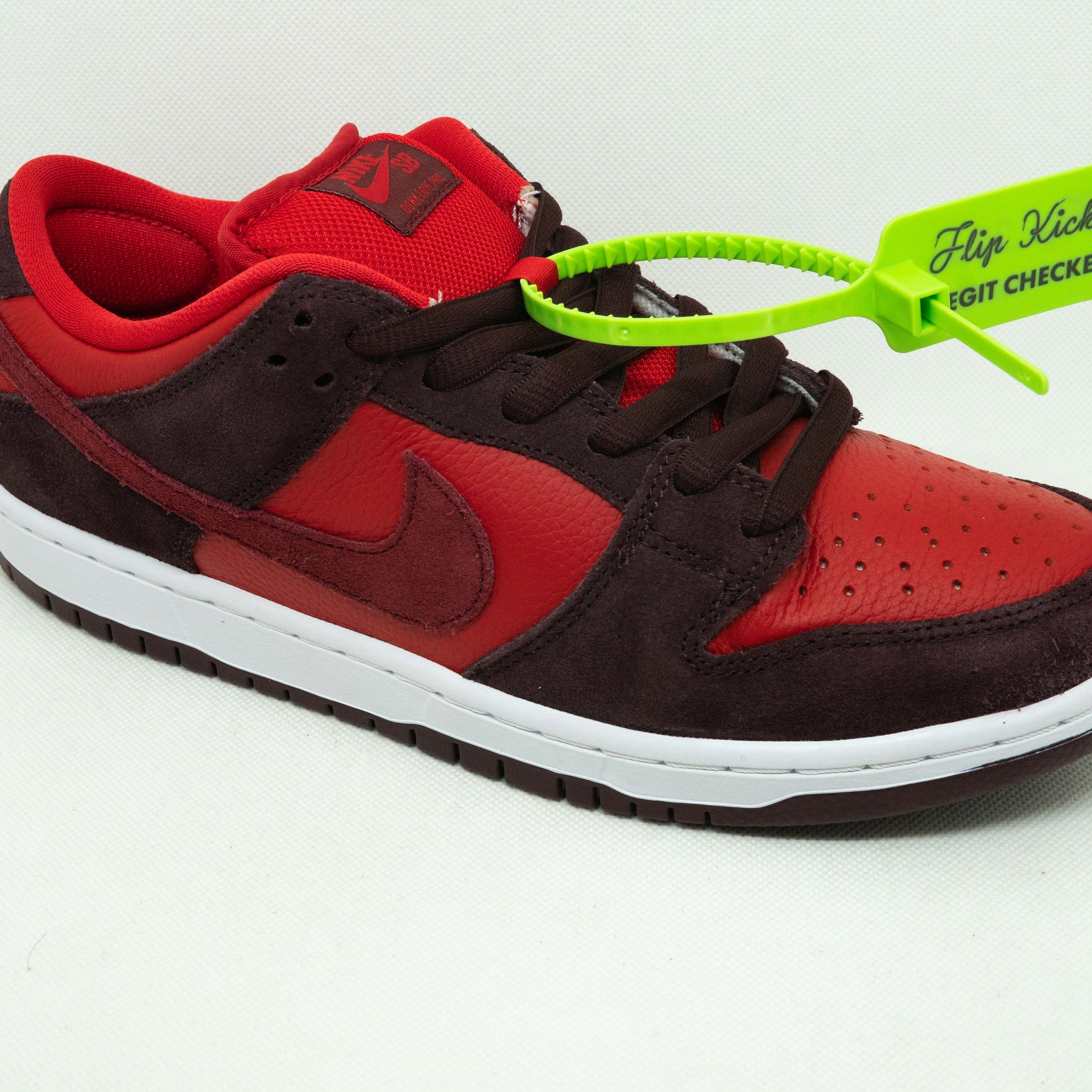 SB Dunk Low CHERRY
